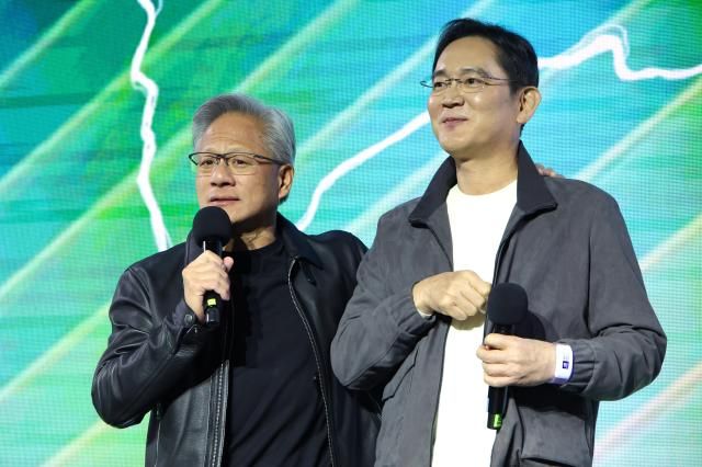 30日，在首尔COEX举行的英伟达显卡GeForce上市25周年活动上，英伟达首席执行官黄仁勋（左）和三星电子会长李在镕在台上向观众挥手致意。【图片来源】