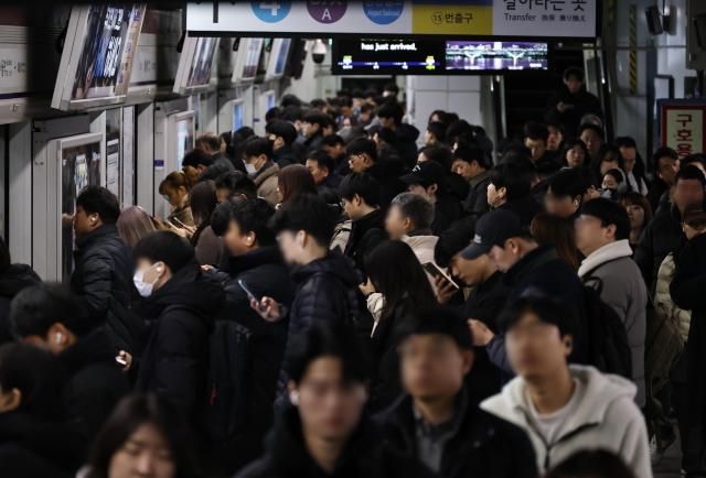 首尔地铁上班早高峰 【图片来源 韩联社】