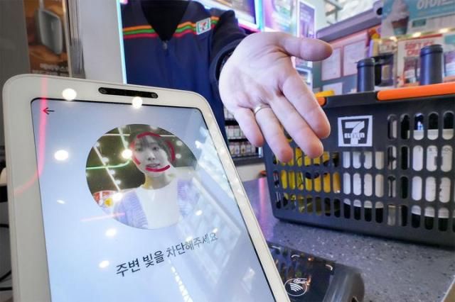 在7-Eleven便利店，消费者使用刷脸支付服务进行支付。【图片来源7-Eleven】
