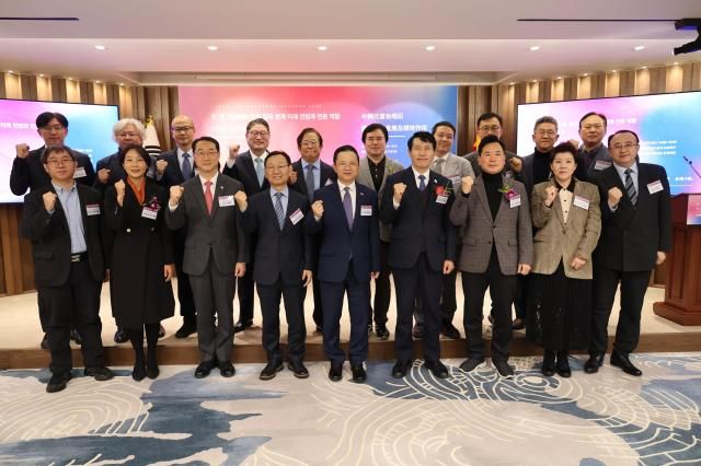 5日，“中韩元首会晤后两国关系发展及媒体作用”专家论坛在中国建设银行首尔分行举行。图为出席嘉宾合影留念。【摄影 记者 南宫镇雄】