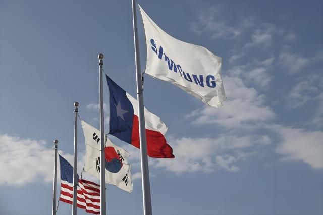 在美国三星半导体德克萨斯工厂中树立的旗帜 【图片来源 韩联社】