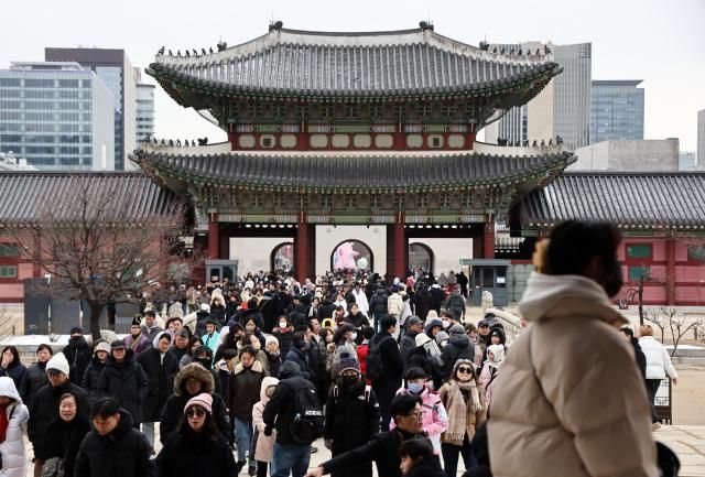 上月30日下午，游客蜂拥至首尔景福宫。【图片来源 韩联社】