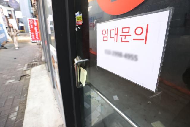 16日，首尔某饭店张贴着租赁公告。【图片来源 韩联社】