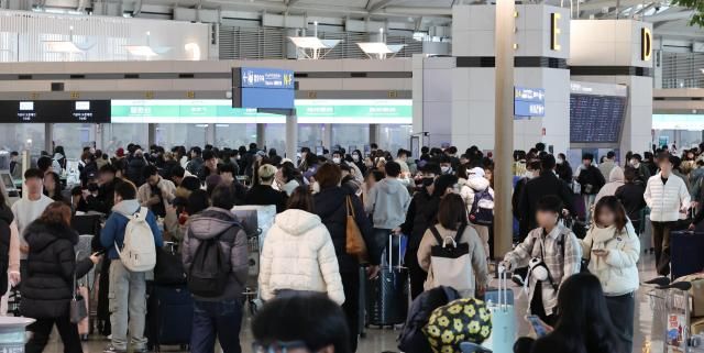 春节期间的上月27日，仁川机场挤满了游客。【图片来源 韩联社】