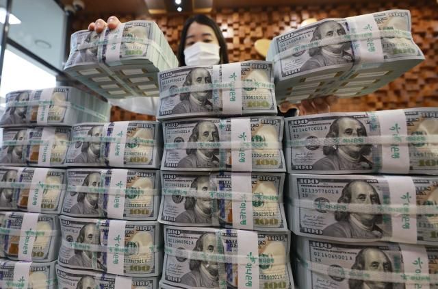 韩国央行员工正在清点美钞。【图片提供 韩联社】