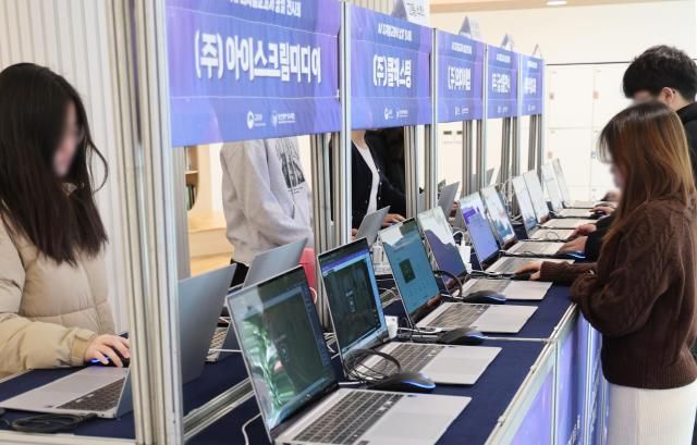 上月21日，在釜山举行的“AI数字教科书展会”上，教师学生在查看AI数字教科书。【图片来源 韩联社】