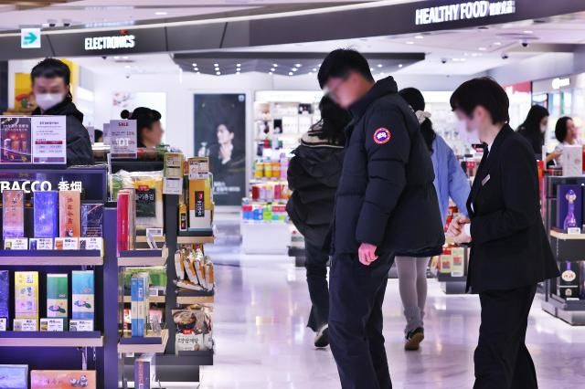 在免税店购物的游客【图片来源 韩联社】