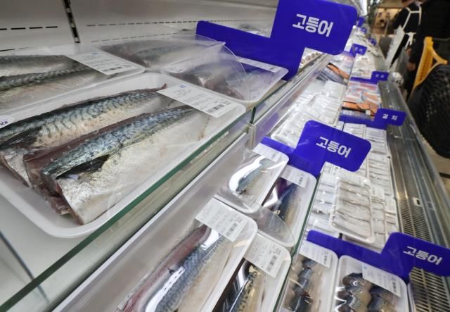 19日，首尔一家大型超市内销售的水产品。【图片来源 韩联社】