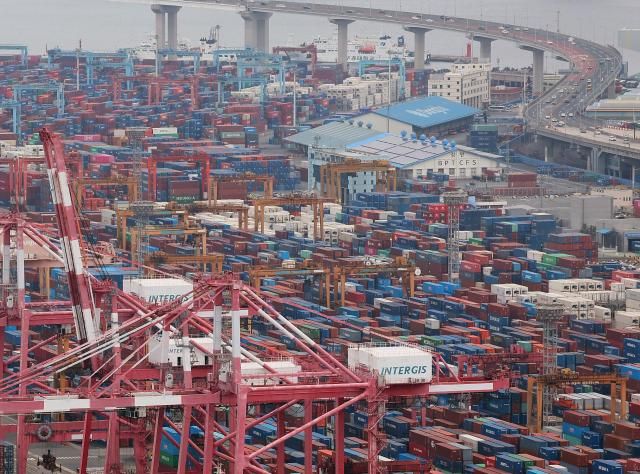 2日，釜山港码头上，堆满了等待出口的集装箱。【图片提供 韩联社】