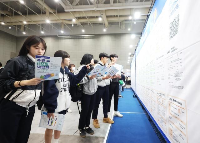 9日，在京畿道水原市举行的“水原求职博览会”上，青年们在查看招聘公告栏。【图片来源 韩联社】