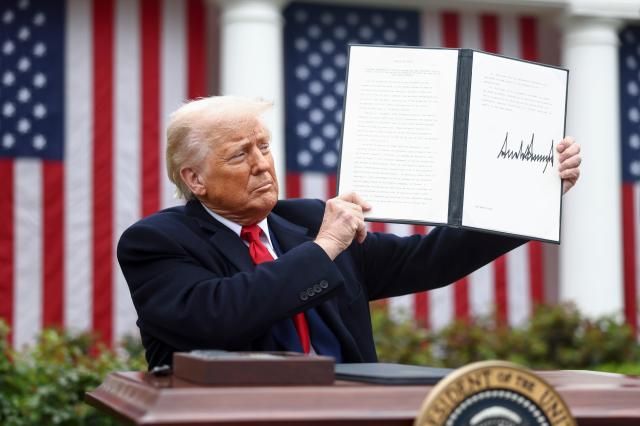 2日，美国总统特朗普在白宫签署关于对等关税的行政令。【图片来源 韩联社AP】