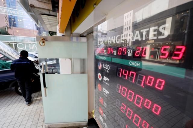 7日，首尔中区明洞一家兑换所显示的日元交易行情。【图片来源 韩联社】