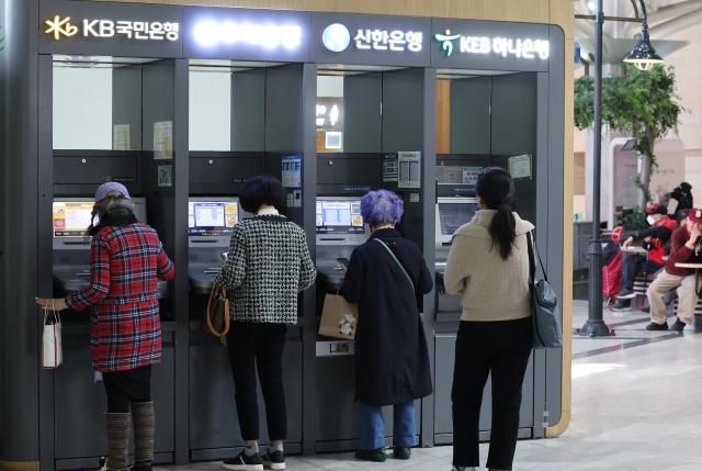 26日，在首尔四大银行自动取款机前，居民在存取款。【图片来源 韩联社】