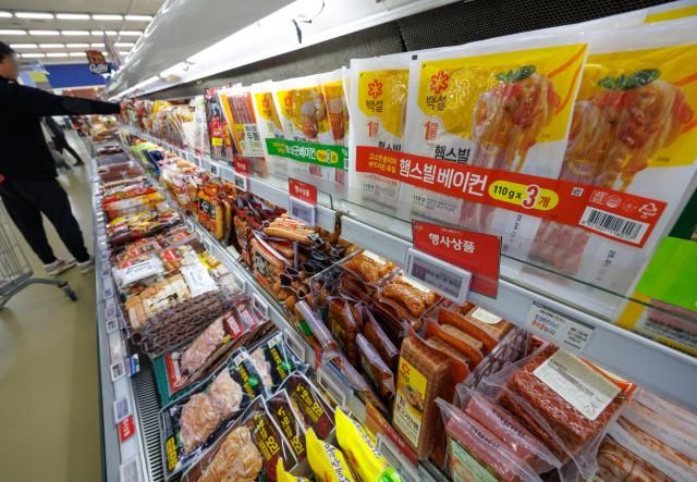 2日，首尔瑞草区某大型超市陈列的火腿和培根。【图片来源 韩联社】