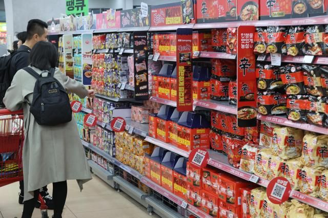 首尔某大型超市的方便面销售区【图片来源 韩联社】