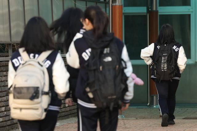 上月14日，首尔钟路区德成女子学生在前往学校。【图片来源 韩联社】