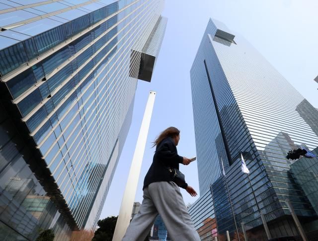 在过马路的上班族【图片来源 韩联社】