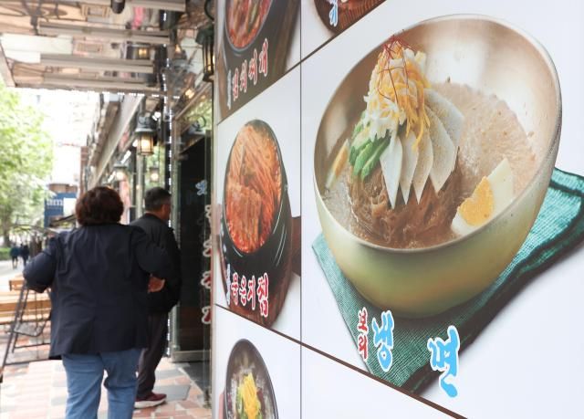 6日，首尔市内一家餐厅贴着冷面图案。【图片来源 韩联社】