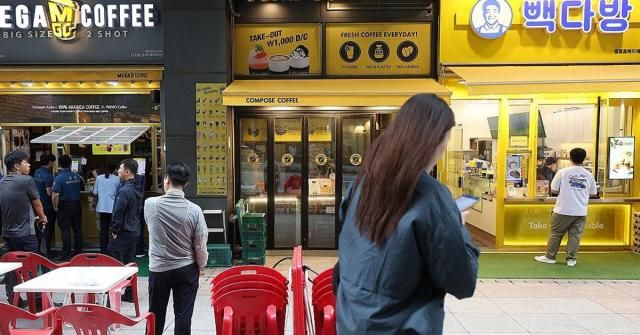 在首尔钟路区光化门站附近一栋办公楼内的咖啡店，市民正在点单。【图片来源 韩联社】