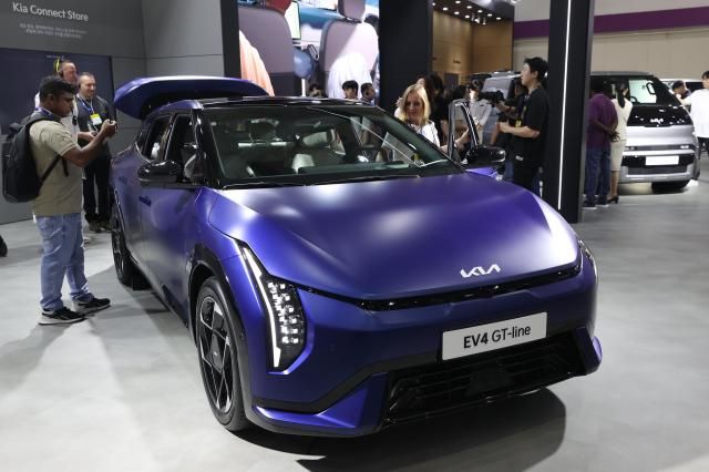 3日，在首尔COEX举行的“EV趋势韩国2025”展会上，外籍参观者驻足参观起亚汽车展台。【图片提供 起亚汽车】