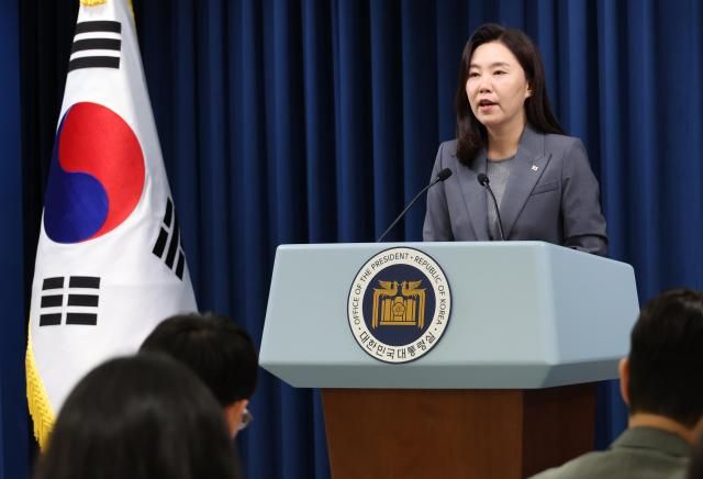 总统室发言人姜有正于16日在龙山总统室就国民推荐制等当前议题进行说明。【图片来源 韩联社】