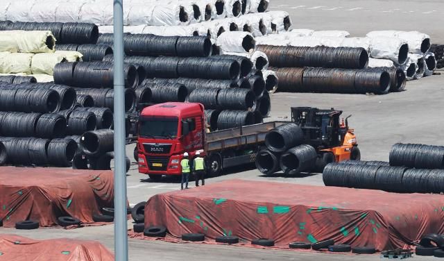 4日，在京畿道平泽港堆积的钢铁产品。【图片提供 韩联社】