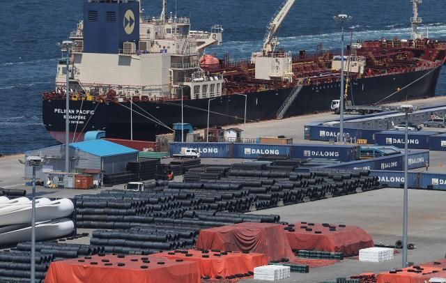 4日，在京畿道平泽港堆积的钢铁产品。【图片来源 韩联社】