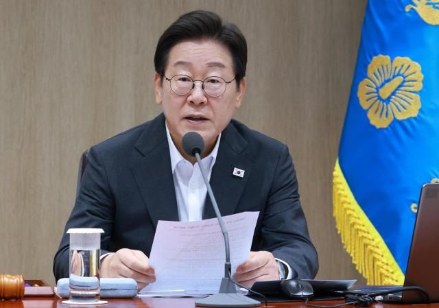 8日，总统李在明在龙山总统室主持国务会议。【图片提供 韩联社】