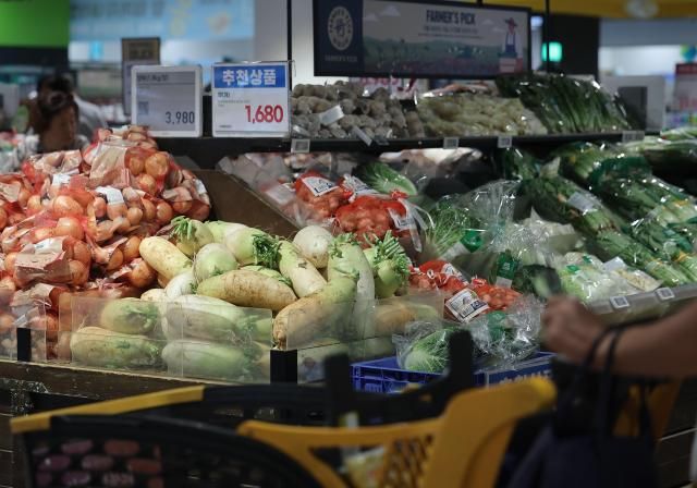 3日，首尔某大型超市果蔬区陈列的萝卜【图片提供 韩联社】