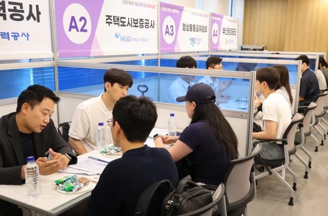 上月27日，在釜山举行的“公共机构招聘会”上，求职者在现场面试。