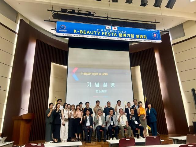 在现场合影留念【摄影 记者 傅璐瑶】