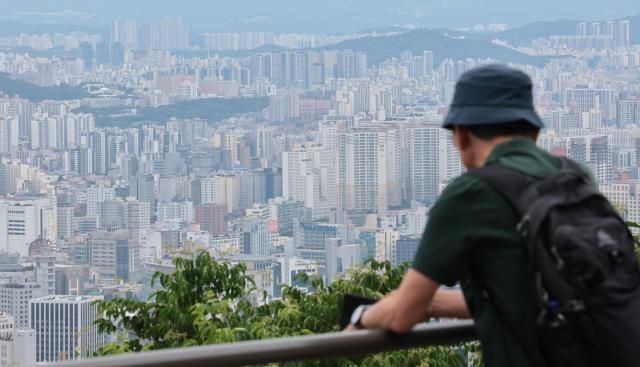 24日，从南山俯瞰的首尔市区一景。【图片来源 韩联社】