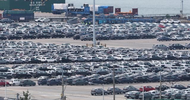 上月31日，在京畿道平泽港停放的出口用汽车。【图片来源 韩联社】