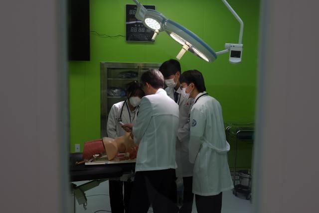 11日，釜山大学医学院本科生在参加实习课程。【图片来源 韩联社】 