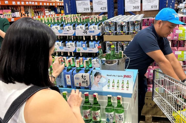 首尔某大型超市陈列销售的本土酒【图片来源 韩联社】