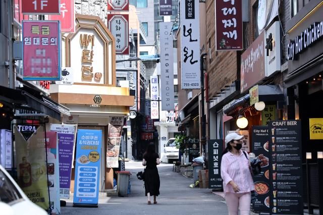 18日，首尔中区一条美食街的街景。【图片来源 韩联社】