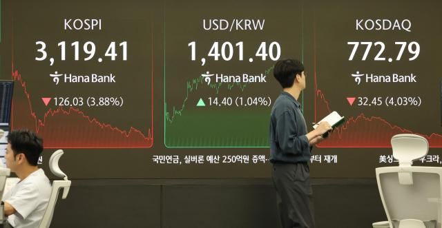1日，首尔中区的韩亚银行交易厅大屏幕显示股市和汇率收盘价。【图片提供 韩联社】