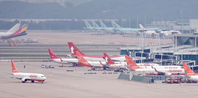 仁川国际机场的济州航空、德威航空和易斯达航空飞机【图片来源 韩联社】