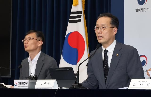 31日，韩国企划财政部第一次官李炯日（右）就《2025年税制改革计划》进行简报。【图片提供 韩联社】