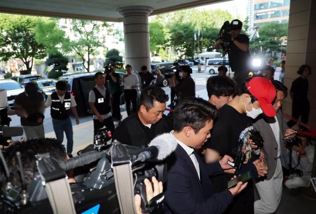 5日，两名企图在首尔西大门区一所小学附近拐走儿童的20岁男子，在首尔麻浦区首尔西部地方法院接受逮捕前嫌疑人讯问。【图片来源 韩联社】