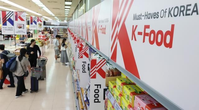 在首尔某大型商场设置的面向外籍游客的特色卖场 【图片来源 韩联社】
