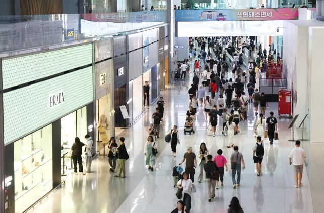 1日，仁川国际机场2号航站楼免税区。