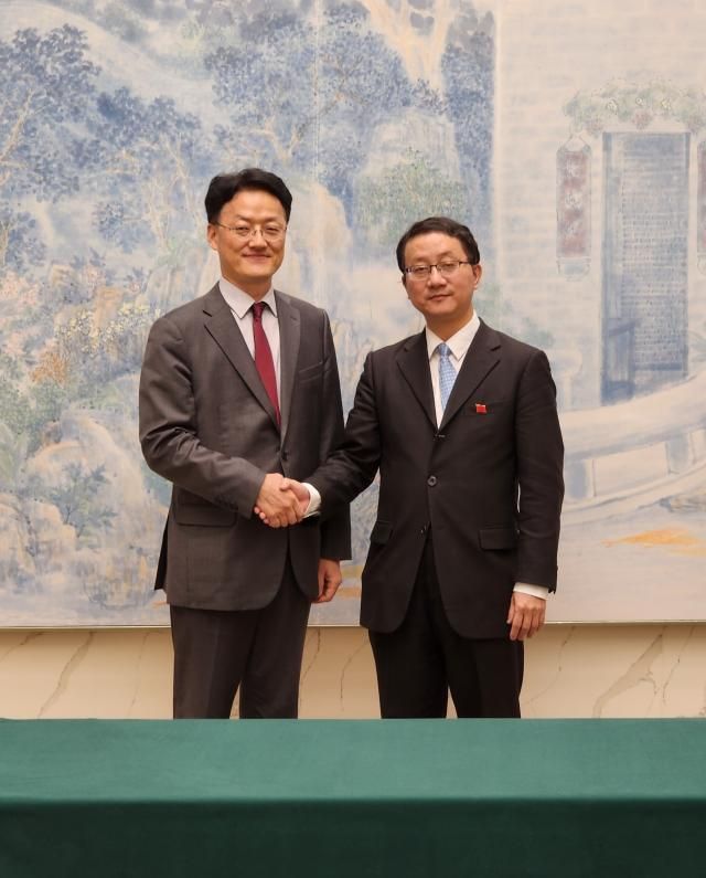 Choi Yong-joon Director of Northeast Asian Affairs at the South Korean Ministry of Foreign Affairs left poses for a photograph with Liu Jinsong Director-General of the Department of Asian Affairs at the Chinese Ministry of Foreign Affairs after a director-level discussion held in Shenzhen Guangdong Province China on December 19 Courtesy of the Ministry of Foreign Affairs
