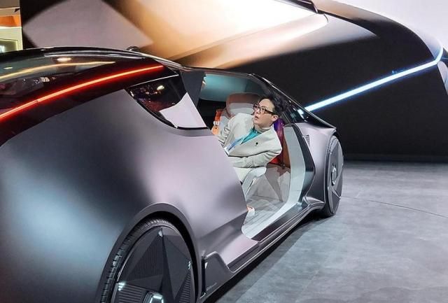 G-Dragon exploring LGs Alpha-able The concept suggests mobility solutions to transform into a multi-purpose space where users can take a rest work and spend time with family members Courtesy of Galaxy Corporation