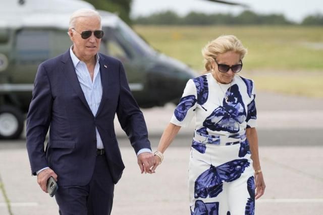 President Joe Biden left and first lady Jill Biden arrive on Marine One at East Hampton Airport in East Hampton New York on June 29 2024 AP-Yonhap