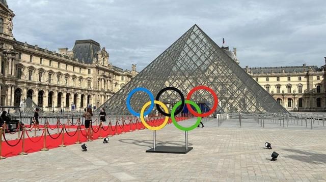 The Olympic rings are seen at the entrance of the Louvre Museum in Paris France on July 25 2024 Reuters-Yonhap