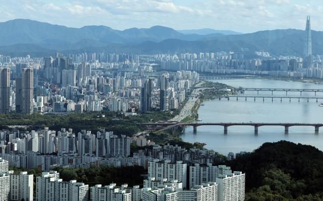 The government announced housing market stabilization measures on the 15th. All 25 districts of Seoul and 12 areas in Gyeonggi Province are now designated as regulated areas. The photo shows apartment buildings in northern Seoul.