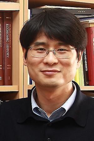 Lee Wang-hwi, professor of political science and diplomacy at Ajou University