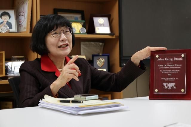 Chung Heesun a chaired professor of forensic science at Sungkyunkwan University holds the plaque of the Alan Curry Award which she received in 2022 on Dec 16 2025 The Alan Curry Award is presented by the International Association of Forensic Toxicologists to individuals who have made outstanding contributions to the field of forensic toxicology