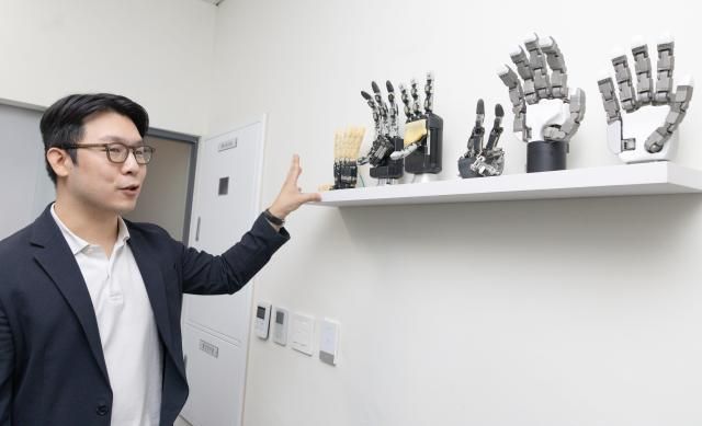 CEO Kim Young-jin showcases multi-joint robot hand products at GIDC.